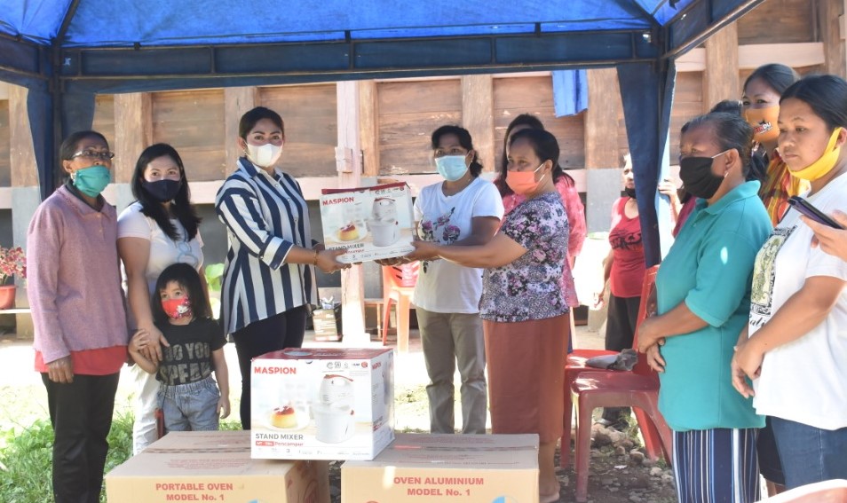 Eva Salurkan Bantuan untuk Pelaku UMKM di Toraja Utara